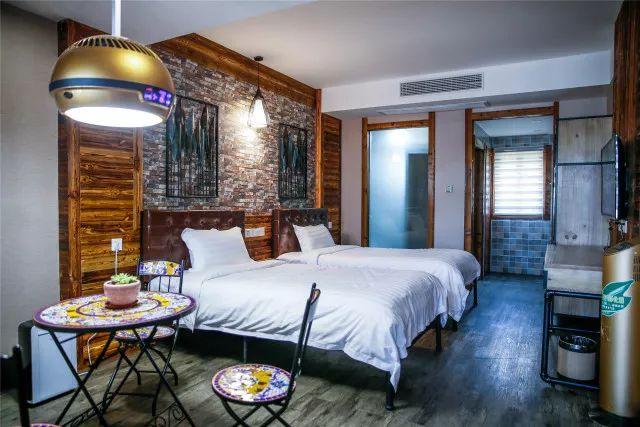 雪浪山花海几步之遥，藏着一个可骑马飚车还风景如画的山庄