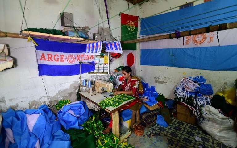 世界杯热潮导致孟加拉国球迷不眠之夜，手工制作这么多球衣旗帜！