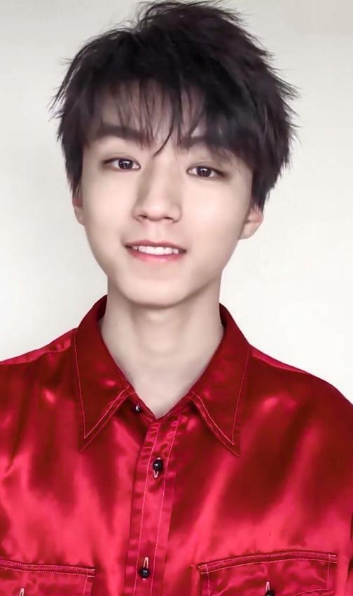 王俊凯近期神图,看看王俊凯在眼镜下的神仙颜值