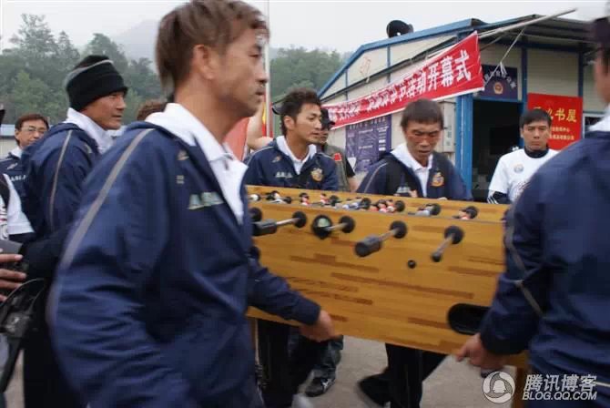 穿越地震带之什邡日记：地震周年谭咏麟黄日华众明星到蓥华小学