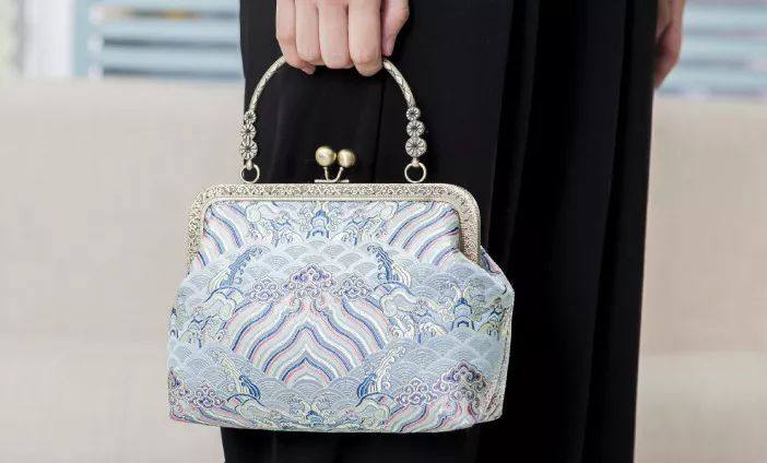 穿红色旗袍配什么包包最合适,自己制作旗袍搭配的包包