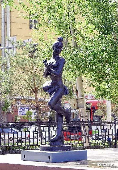 21组精美雕塑沿着长马赛道铺开，告诉我你看到了谁，我就知道你跑到了哪儿