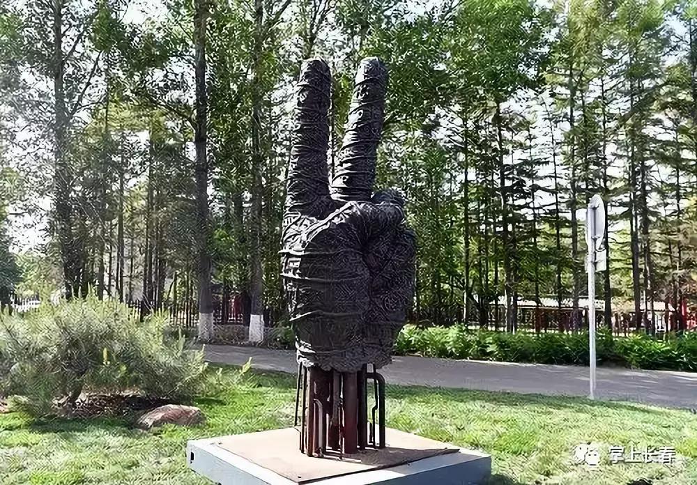 21组精美雕塑沿着长马赛道铺开，告诉我你看到了谁，我就知道你跑到了哪儿