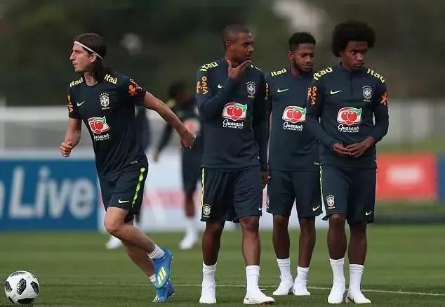 巴西4400万铁腰这特点吸引曼联！身高不足一米七，组织力征服穆帅