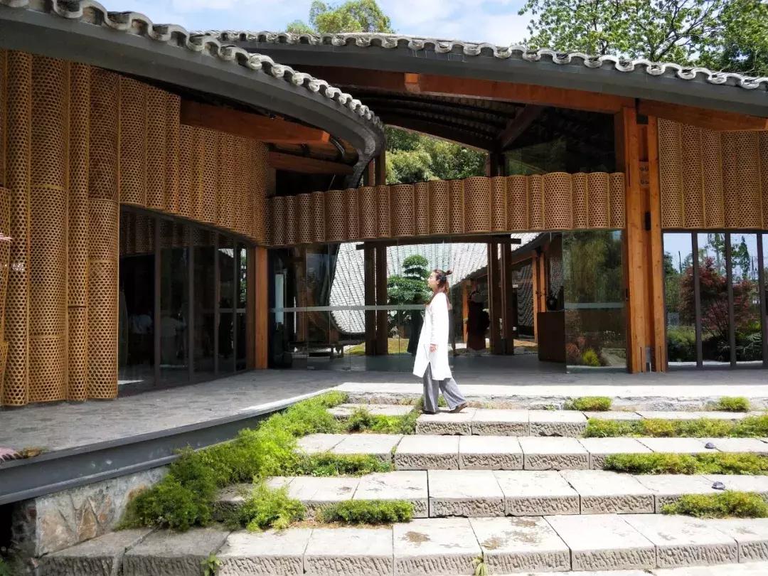 我去了成都向西50里的桃源村，朋友问我是不是去了日本？