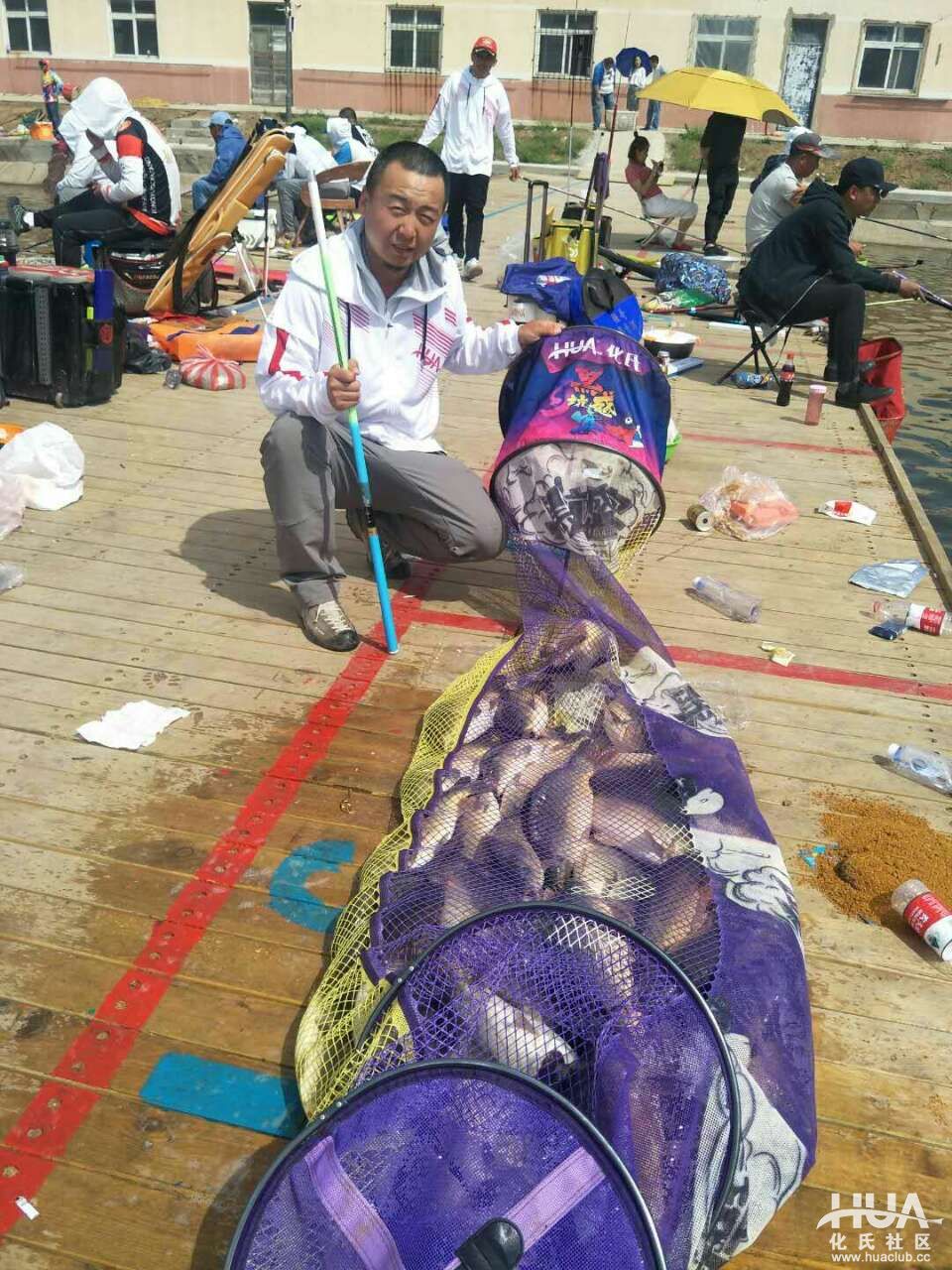 黑坑百斤巨物上鱼全过程,路亚黑坑钓获百斤鲈鱼