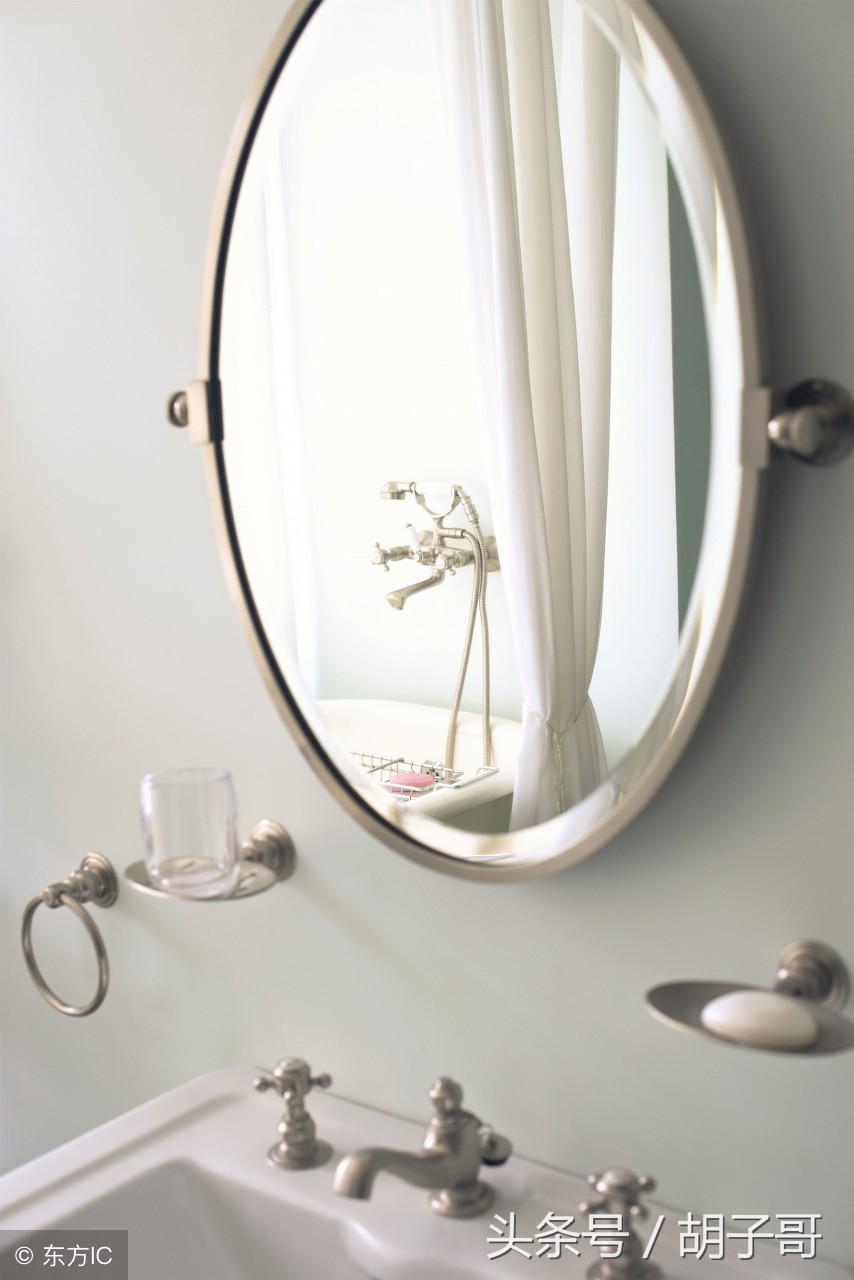 新装了一面镜子，洗澡的时候发现上面浮现出一排字母……