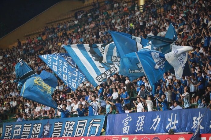 广州足球现场震撼气氛,广州球迷现场观赛