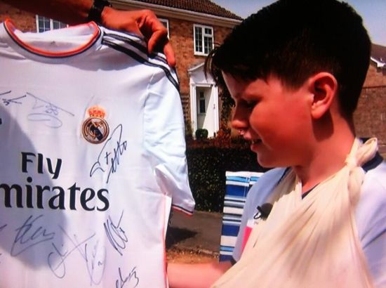 守门员都带好三级头吧，看看这些年C罗不需要八倍镜就射伤的球迷