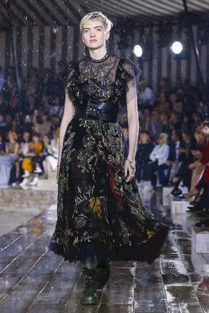 杨采钰迪奥马鞍包,杨采钰出席活动红裙惊艳十足