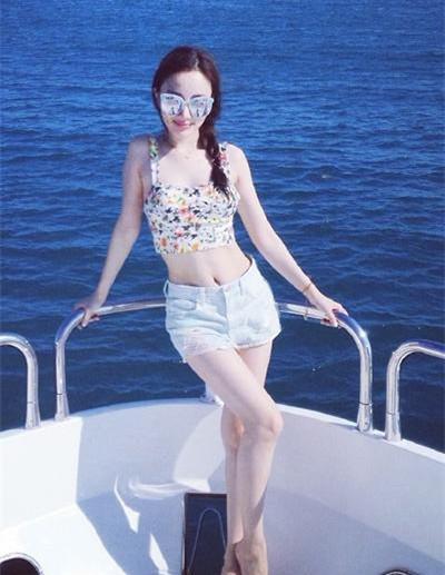 赵丽颖红裙乘风破浪,赵丽颖船上写真