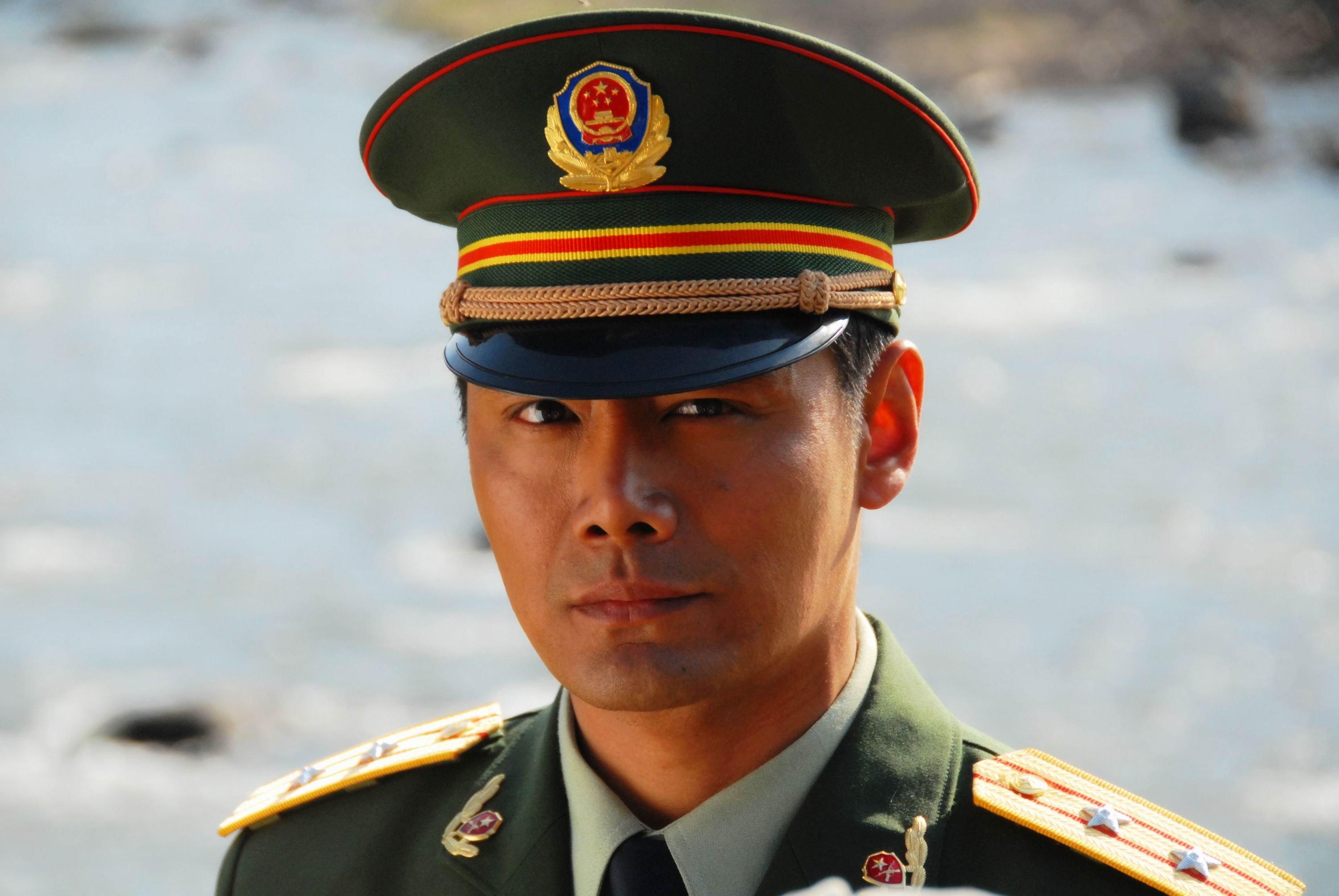 军人着军装外出需要佩戴军衔吗,军人为什么不能穿军装外出