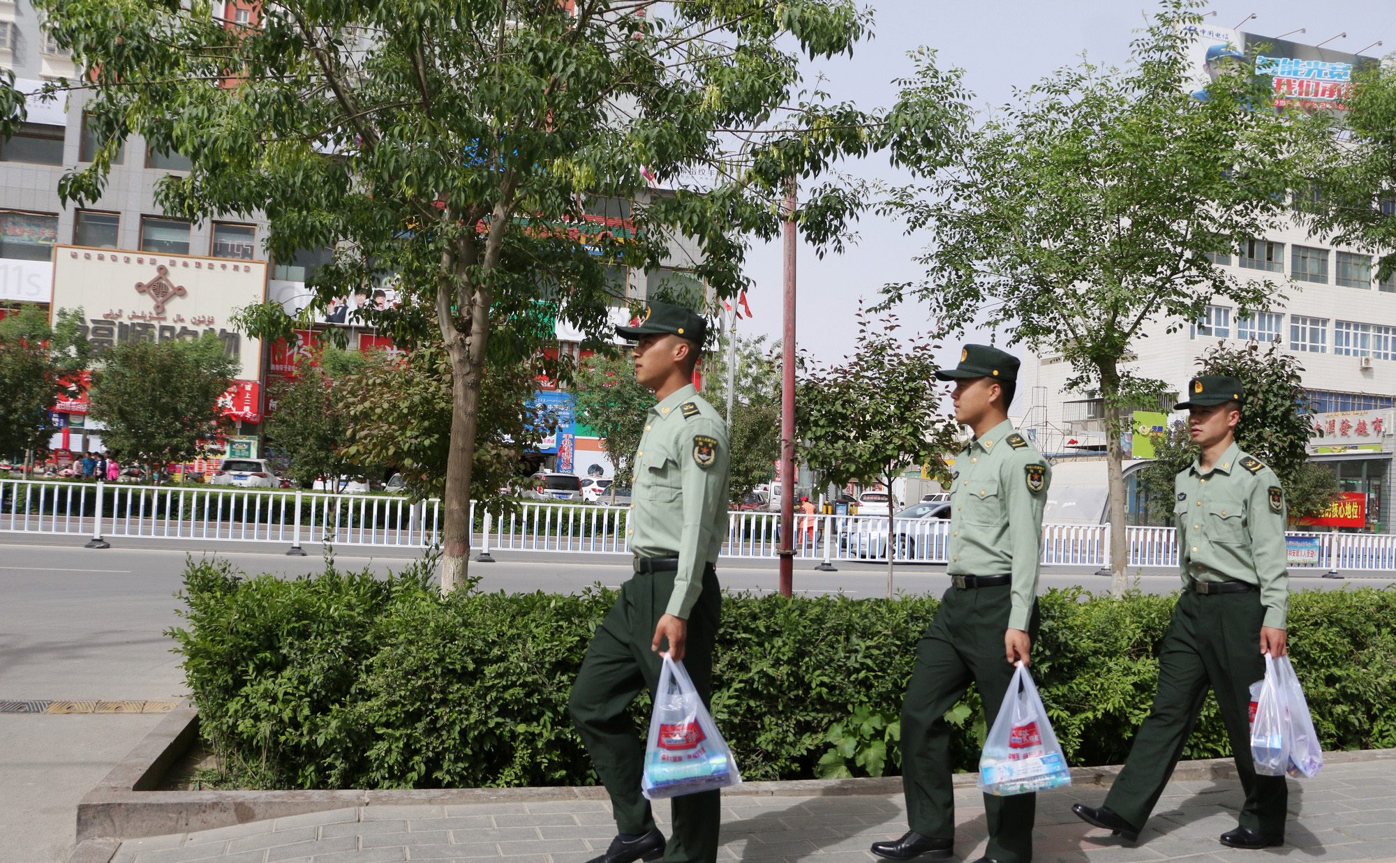 军人着军装外出需要佩戴军衔吗,军人为什么不能穿军装外出