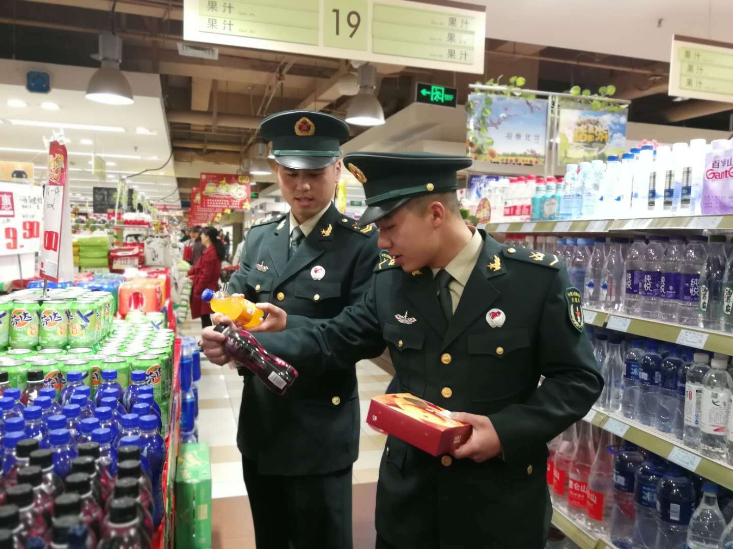 军人着军装外出需要佩戴军衔吗,军人为什么不能穿军装外出