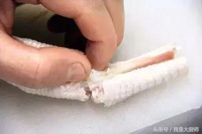 如何去鸡爪鸡骨最简单,大厨秘制凤爪做法