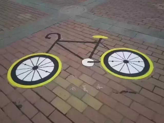 30所职校为井盖“整容”，以画会友，你的学校技术如何？