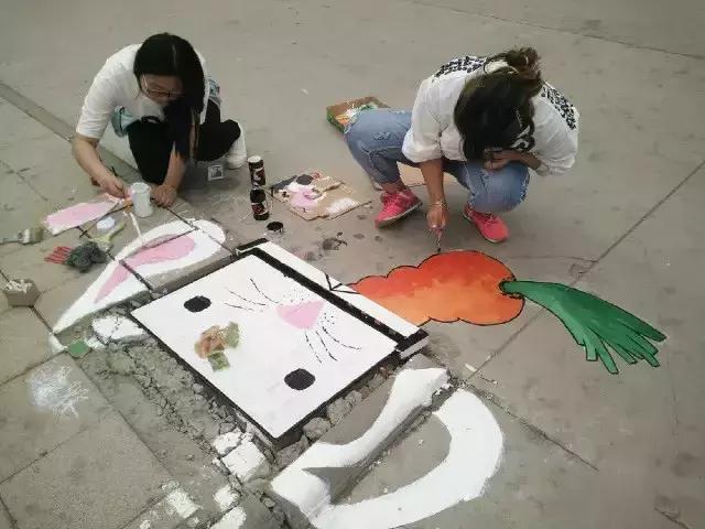 30所职校为井盖“整容”，以画会友，你的学校技术如何？