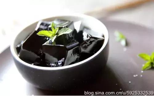 烧仙草有黑色的东西是龟苓膏吗,烧仙草是什么和龟苓膏有区别吗