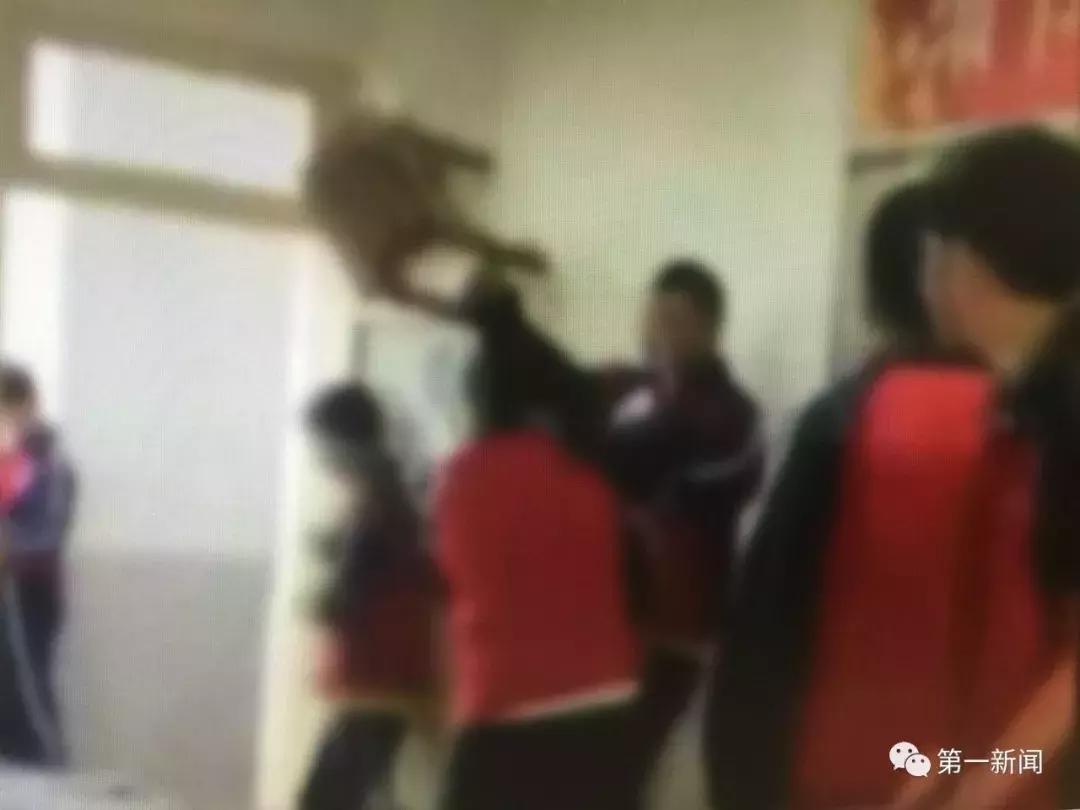 抡板凳打架,抡凳子砸东西斗殴