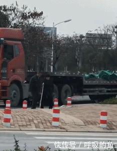 搞笑GIF：来我办公室，我要根据情况来决定给你什么处分