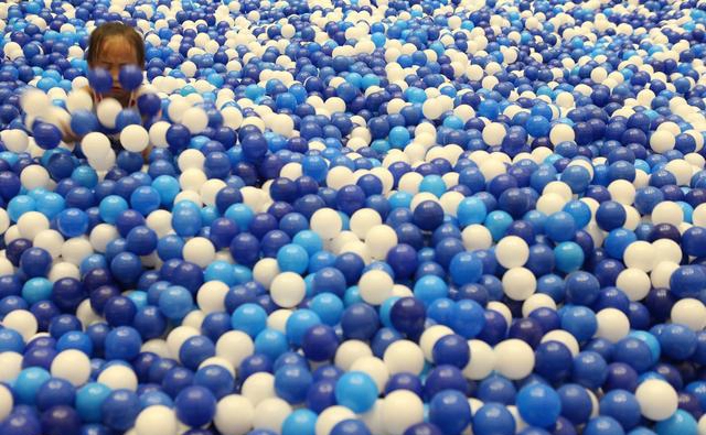 蹦床转盘小孩能玩吗,大型滑滑梯小宝宝能玩吗