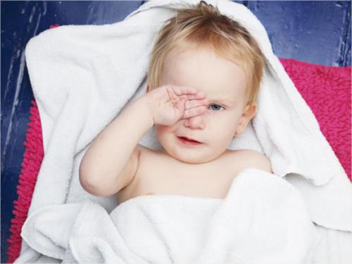 小宝宝睡醒起来眼屎多怎么回事,宝宝最近睡醒觉特别多眼屎