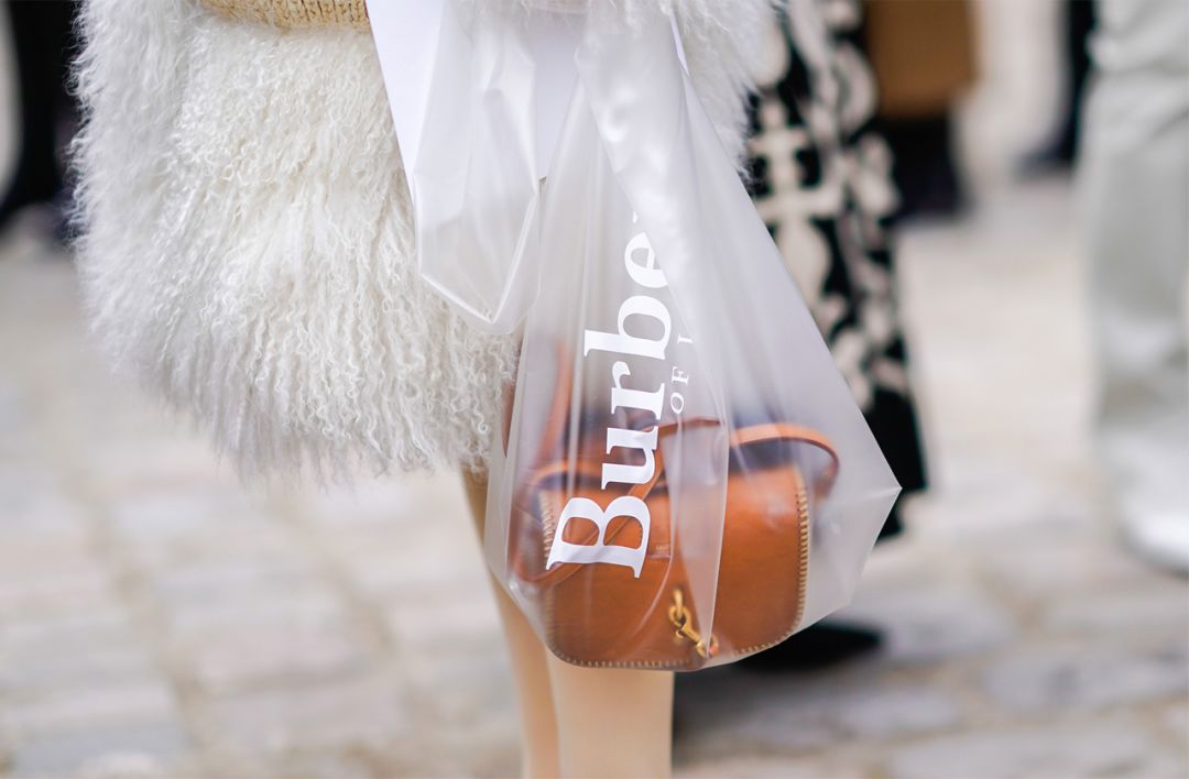 蛤？现在最流行的包包竟然是……塑料袋？