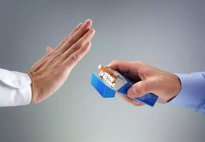 以为躲阳台抽烟就没事？原来三手烟更恐怖！为了家人必看