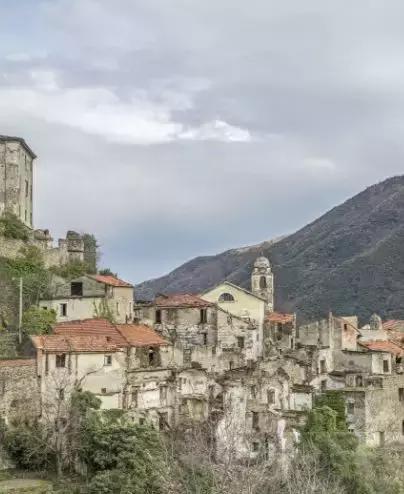 深山里发现荒无人烟的鬼城,欧洲无人小镇