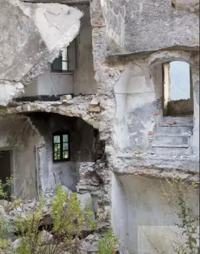 深山里发现荒无人烟的鬼城,欧洲无人小镇