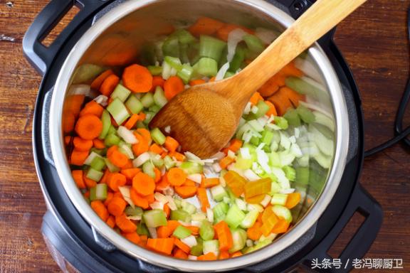 高压锅红色按钮弹起来怎么办,高压锅红色按钮弹起了就是上气么