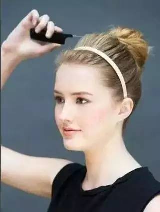 只要两步就能学会的扎发,今夏中性发型女生怎么扎