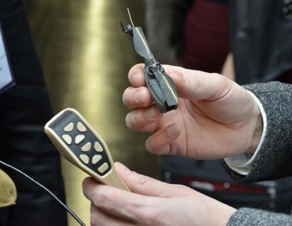 英国坦克兵放飞无人机被风刮跑，一架80万可换一辆特斯拉轿车