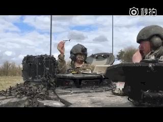 英国坦克兵放飞无人机被风刮跑，一架80万可换一辆特斯拉轿车