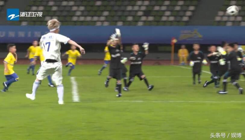 鹿晗踢足球名场面,鹿晗跟杨幂霸气出场