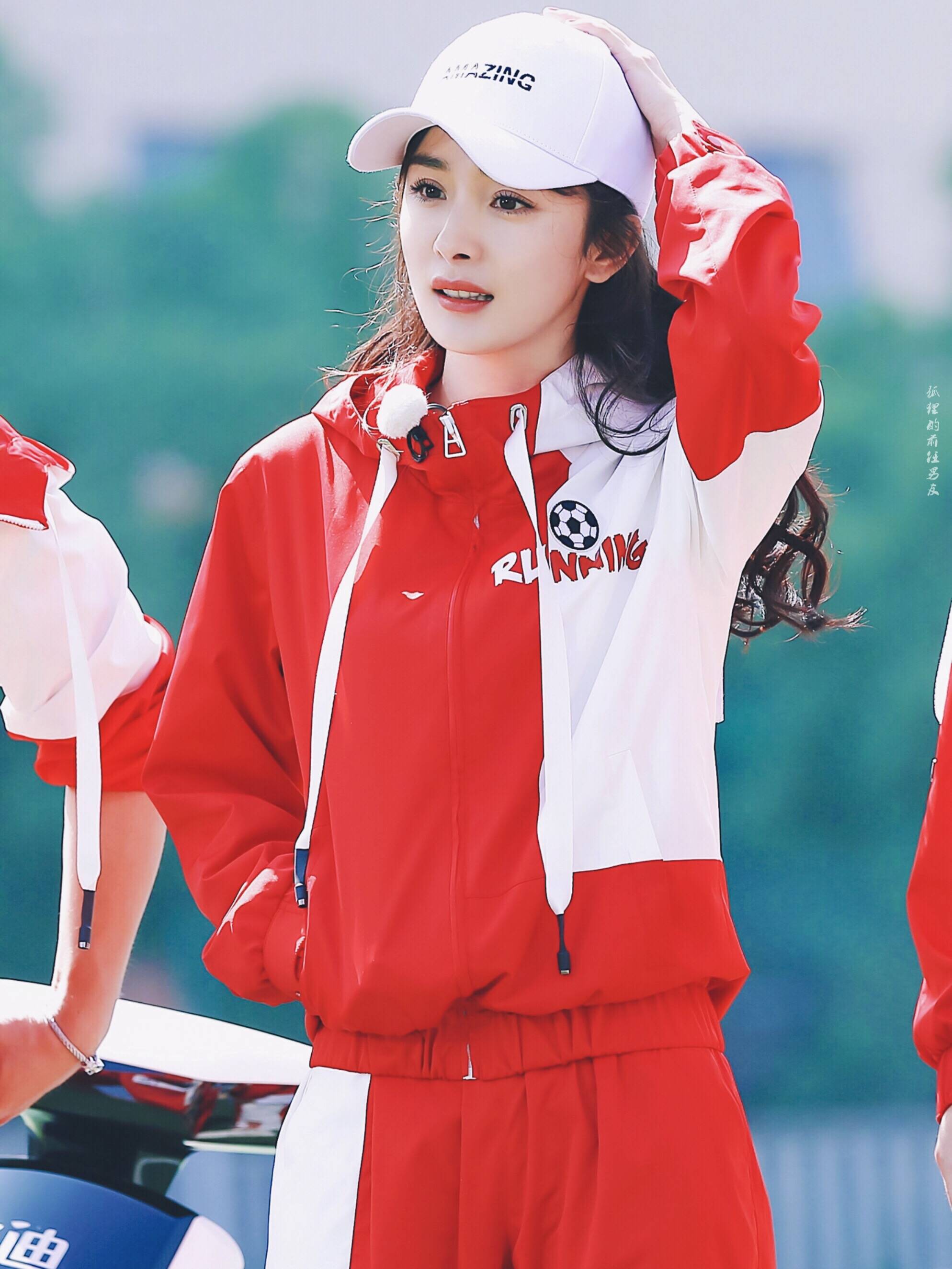 杨幂上跑男出场歌曲的名字,杨幂上跑男游戏黑洞