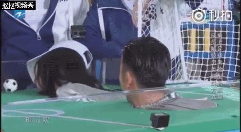 杨幂跑男踢足球照曝光,杨幂杨颖打游戏