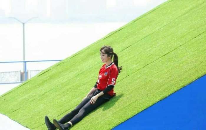 不就是抱了下小朋友嘛，你们至于把杨幂黑成这个样子吗？