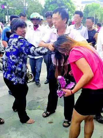 带着娃做着生意真不容易,带着小娃做生意