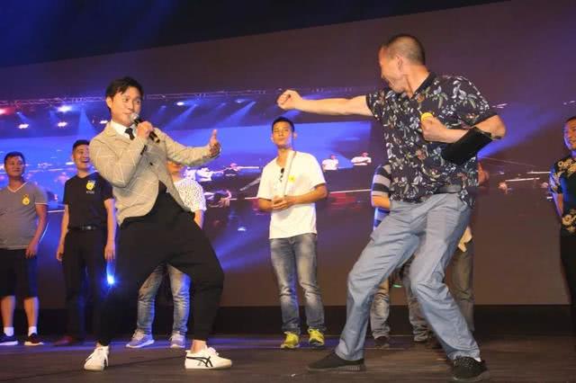 曾是运动员,香港职业足球运动员谭咏麟