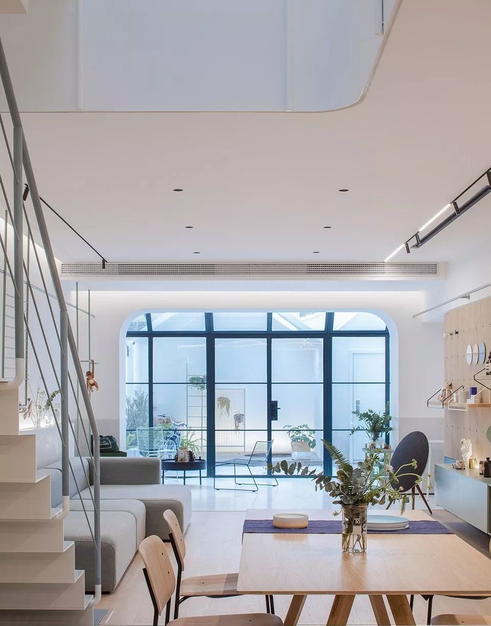 连树都种进房子！71岁高龄老房爆改“回春”，从危房到美宿，不只是惊艳！