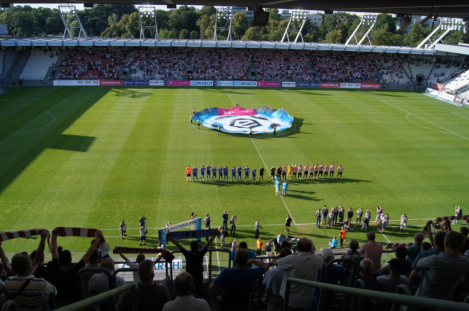 荷兰vs波兰什么球场,欧洲国家足球厉害吗