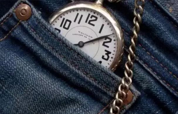 牛仔裤口袋上有个小口袋是干嘛的,牛仔裤的口袋为什么有两个小扣子