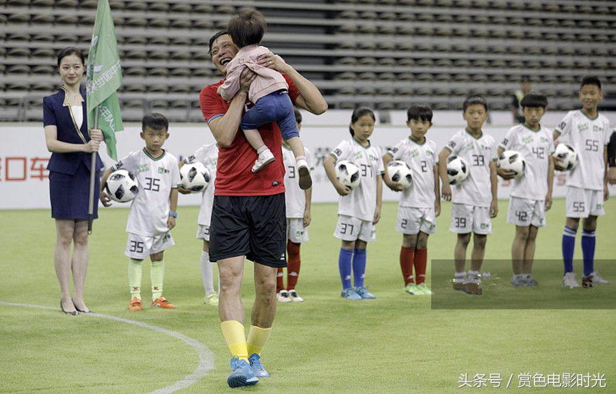 关晓彤近日黑色短裙造型,关晓彤白色短裙造型鹿晗