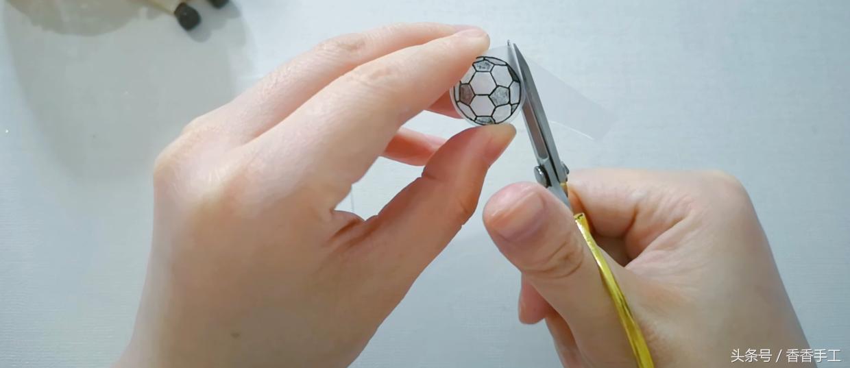 热缩片自制小耳钉,热缩片做耳钉教程手绘