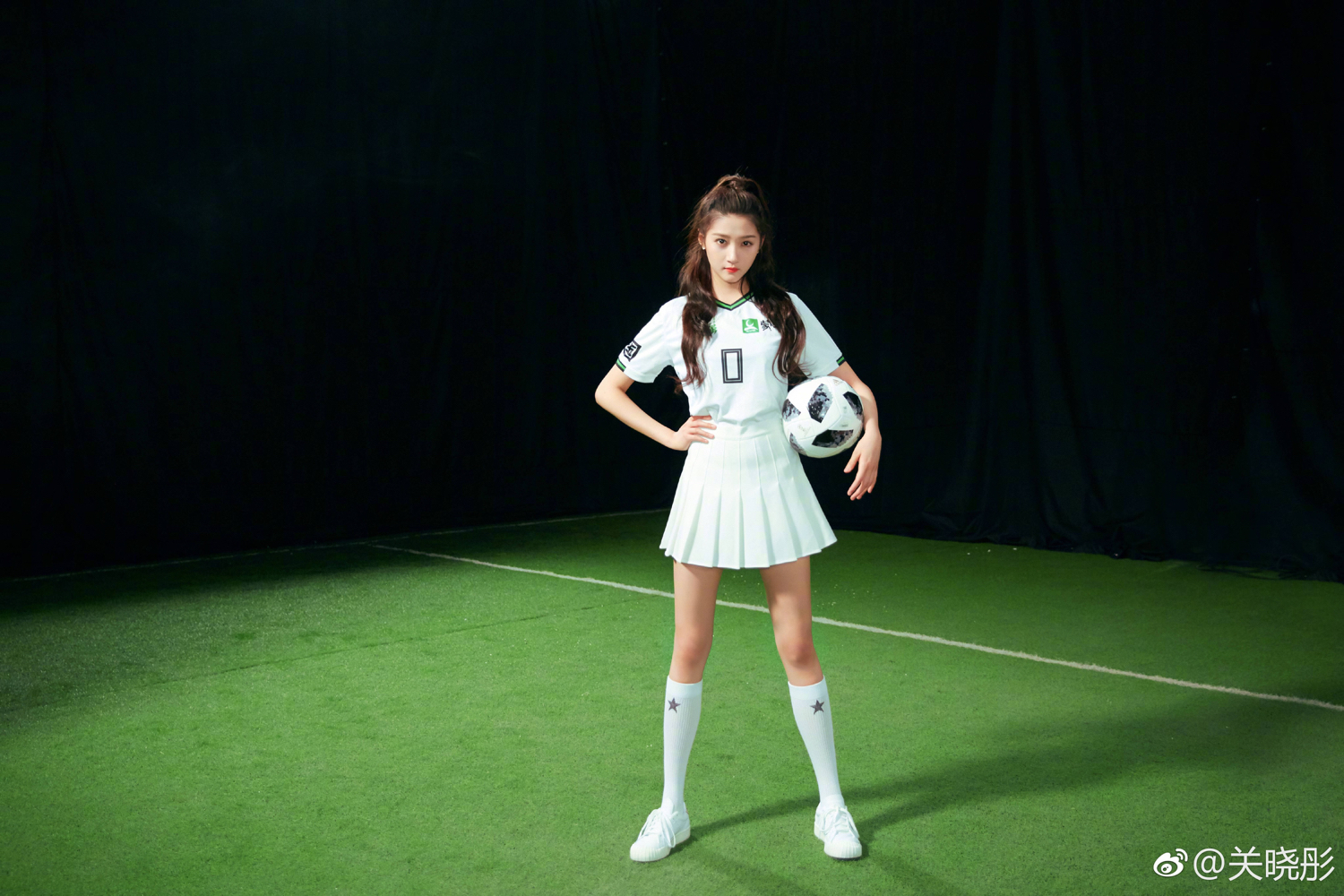 鹿晗关晓彤暗戳戳的秀恩爱,关晓彤踢足球视频