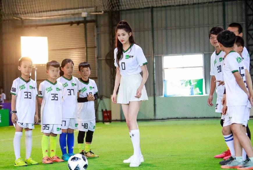 关晓彤造型回归皮裙秀出2米长腿,关晓彤穿蓬蓬裙变身长腿