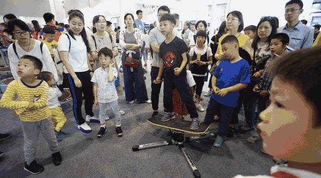 杭州人对未来的好奇心彻底爆发！10多万人在江边“看到了未来”！