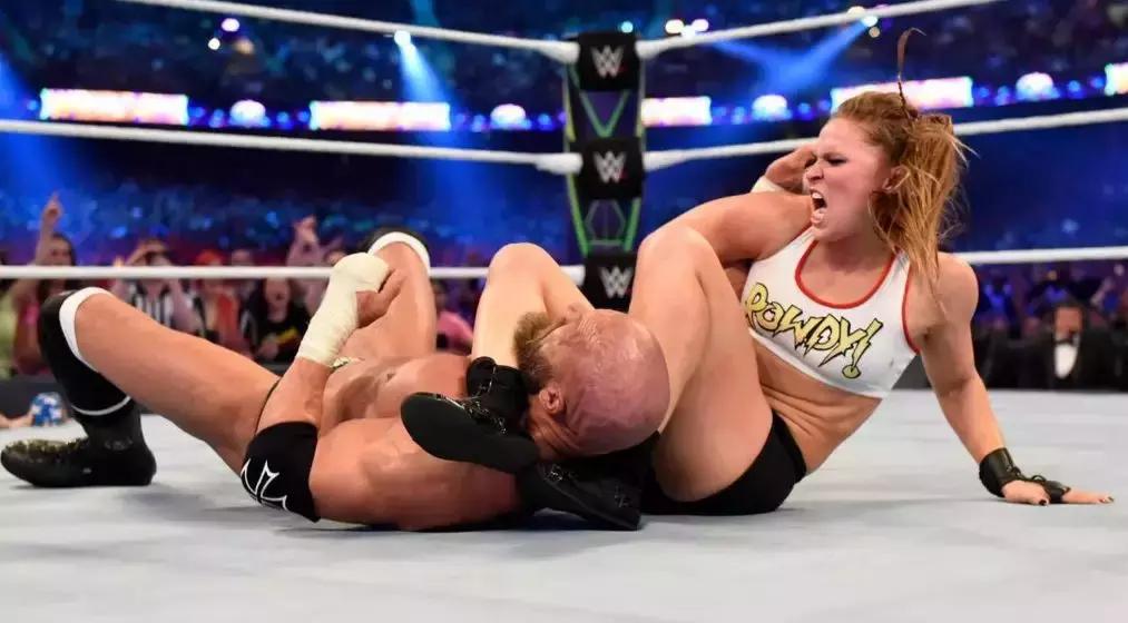 罗曼雷恩斯穿捍卫者防弹衣,wwe罗曼高光时刻