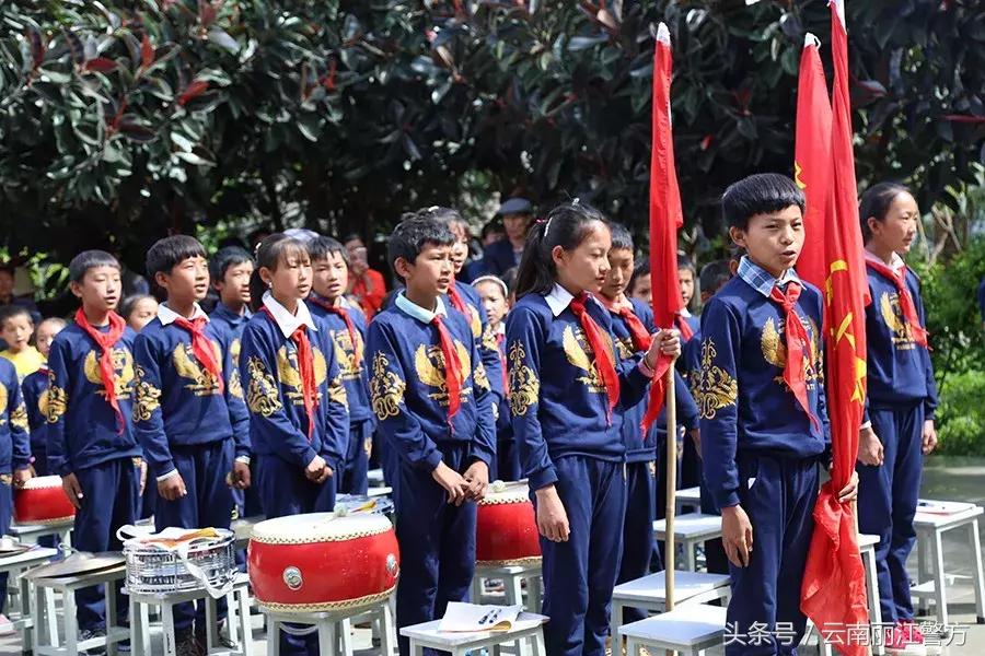 丽江公安走进宁蒗拉伯乡与小朋友们共度六一